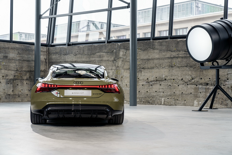 Tổng thể, e-tron GT có kiểu dáng sedan lai coupe tương tự A7 Sportback. Với tên gọi GT, chiếc sedan này trở nên thực dụng hơn khi cốp sau có dung tích 405 lít và thêm 81 lít ở dưới nắp ca-pô.