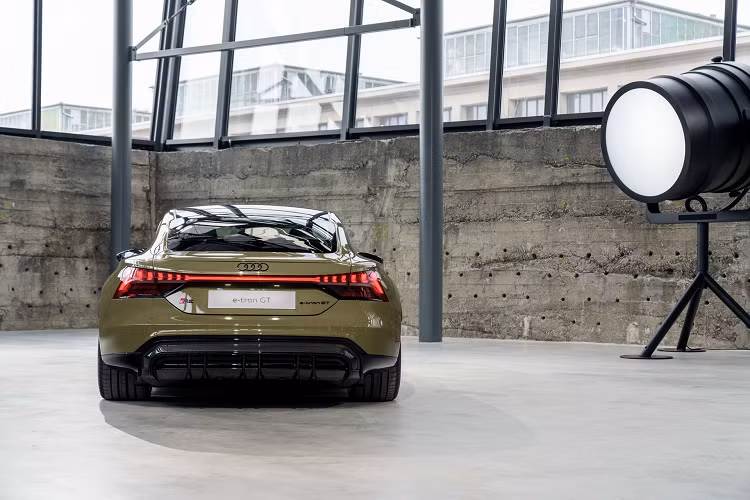 Tổng thể, e-tron GT có kiểu dáng sedan lai coupe tương tự A7 Sportback. Với tên gọi GT, chiếc sedan này trở nên thực dụng hơn khi cốp sau có dung tích 405 lít và thêm 81 lít ở dưới nắp ca-pô.