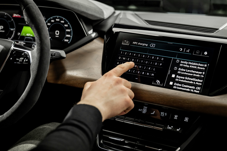 Với cấu trúc điện 800 V, e-tron GT có thể sử dụng bộ sạc nhanh công nghiệp 270 kW, cho phép cung cấp 80% pin trong chỉ 22,5 phút. Nói cách khác, chiếc sedan này chỉ cần 5 phút sạc cho quãng đường 100 km. Để tiện dụng cho khách hàng, Audi e-tron GT có đến 2 ổ cắm sạc ở 2 bên, nằm ở vòm bánh trước.