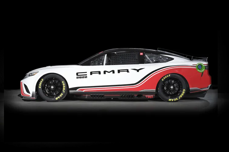 Bên trong khoang lái, xe có thêm khung thép để đảm bảo sự nguyên vẹn của thân xe khi va chạm, đồng thời bảo vệ người lái.