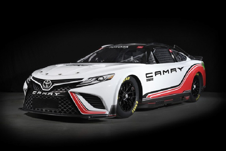 Ở phía sau, đuôi của TRD Camry Next Gen được trang bị bộ khuếch tán cỡ lớn với màu đen/đỏ/ trắng làm tăng thêm vẻ táo bạo.