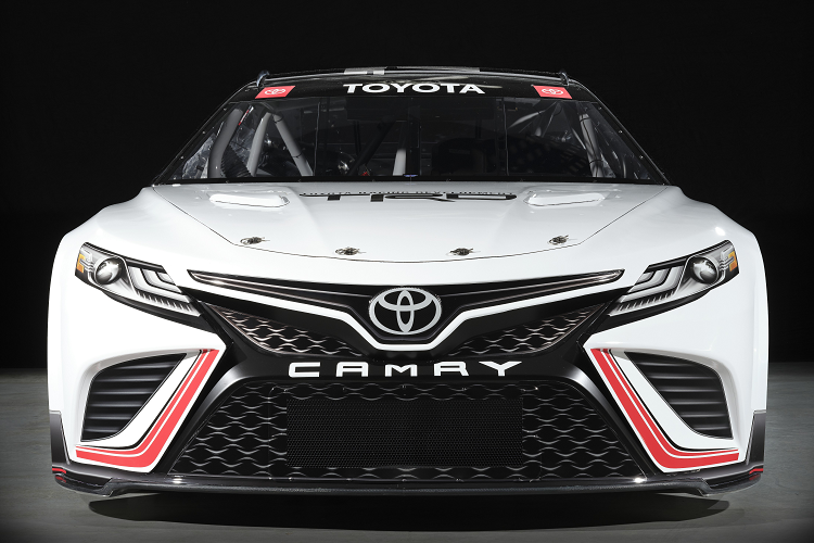 Về thiết kế, mẫu xe sedan Toyota TRD Camry Next Gen nổi bật với bộ mâm nhôm rèn kích thước 18 inch, hệ thống hốc hút gió cỡ lớn giúp gia tăng khả năng làm mát động cơ, thân xe được làm từ vật liệu composite, gầm xe cũng được tinh chỉnh cùng với nhiều chi tiết khác trên thân xe cũng thay đổi nhằm tối ưu tính khí động học.