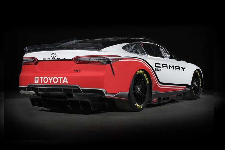 Mẫu sedan Nhật Bản được bổ sung thêm một số chi tiết để cải thiện khả năng vận hành, chẳng hạn như thanh chống lật hay hệ thống các cánh gió giúp tăng lực ép xuống mặt đường khi xe chạy ở tốc độ cao.