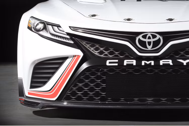 Thông số sức mạnh của mẫu xe đua Toyota TRD Camry Next Gen sẽ ở mức 550 hoặc 670 mã lực, tùy thuộc vào đường đua mà mẫu xe này tham gia thi đấu. Kết hợp cùng với động cơ là hộp số tuần tự 5 cấp. Tại Mỹ, Toyota Camry hiện có tùy chọn động cơ I4 2.5L (202 mã lực), động cơ V6 3.5L (301 mã lực) hoặc động cơ hybrid.