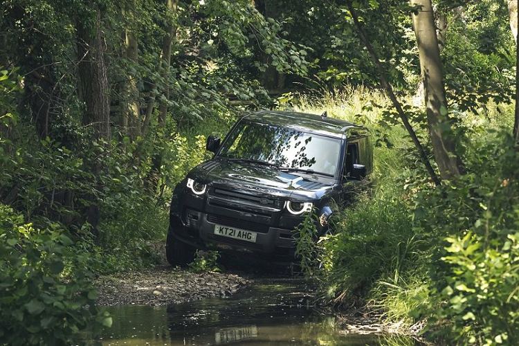 Về giá xe Land Rover Defender 2022, phiên bản hai cửa Defender 90 với động cơ V8 khởi điểm từ 104.260 USD (tương đương khoảng 2,4 tỷ đồng), trong khi phiên bản bốn cửa Defender 110 đẩy mức giá này lên con số 107.460 USD (khoảng 2,47 tỷ đồng) - gần gấp đôi số tiền phải bỏ ra cho các biến thể động cơ 4 xy-lanh tương ứng.