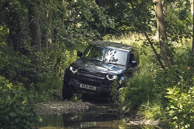 Về giá xe Land Rover Defender 2022, phiên bản hai cửa Defender 90 với động cơ V8 khởi điểm từ 104.260 USD (tương đương khoảng 2,4 tỷ đồng), trong khi phiên bản bốn cửa Defender 110 đẩy mức giá này lên con số 107.460 USD (khoảng 2,47 tỷ đồng) - gần gấp đôi số tiền phải bỏ ra cho các biến thể động cơ 4 xy-lanh tương ứng.