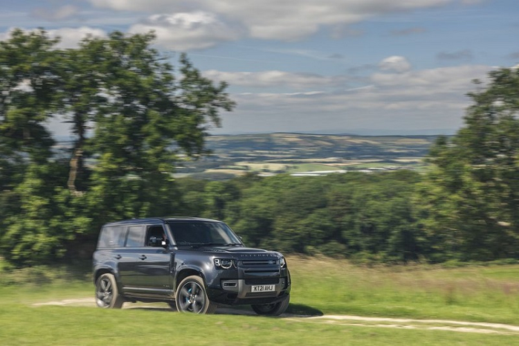 Với chế độ Dynamic mới, phản ứng của hệ thống truyền động trở nên sắc nét hơn, hộp số tự động 8 cấp sẽ được tối ưu ở các cấp số thấp. Quay trở lại chế độ Comfort, Land Rover Defender V8 thể hiện sự điềm tĩnh và ổn định hơn với các bộ giảm chấn thích ứng cung cấp khả năng xử lý ấn tượng.