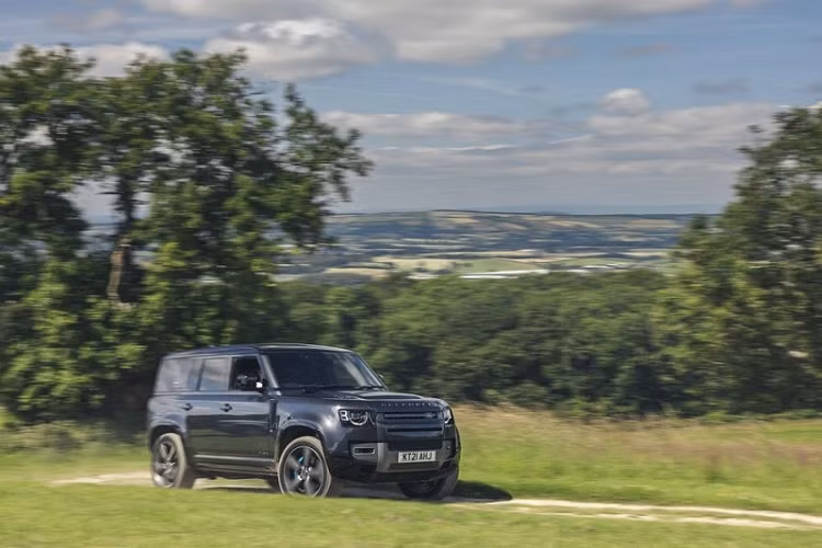 Với chế độ Dynamic mới, phản ứng của hệ thống truyền động trở nên sắc nét hơn, hộp số tự động 8 cấp sẽ được tối ưu ở các cấp số thấp. Quay trở lại chế độ Comfort, Land Rover Defender V8 thể hiện sự điềm tĩnh và ổn định hơn với các bộ giảm chấn thích ứng cung cấp khả năng xử lý ấn tượng.