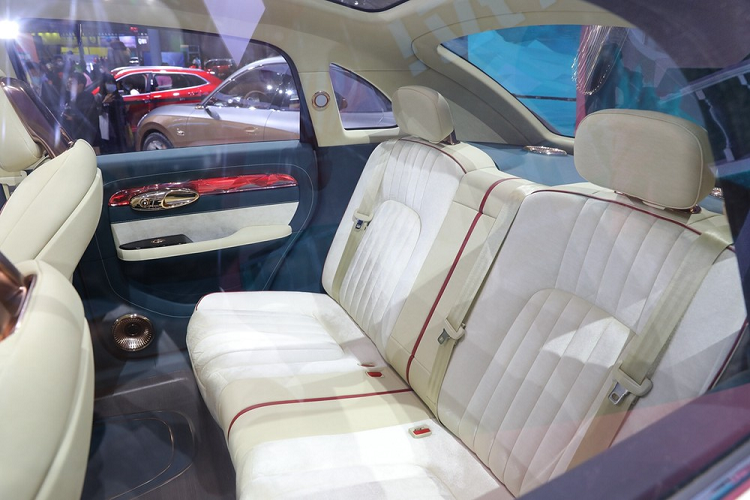 Không chỉ có ngoại thất, ngay đến nội thất của Ora Punk Cat cũng lấy cảm hứng từ Volkswagen Beetle khi vô lăng không khác gì là một phiên bản sao chép hiện đại. Tuy nhiên ngoài sự tương đồng đó ra, mẫu xe điện Trung Quốc cũng có những điểm đổi mới như cửa gió kiểu tua-bin và một màn hình thông tin giải trí hiện đại, phù hợp thị hiếu người dùng thời nay.