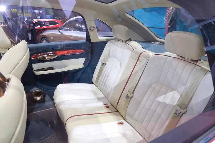 Không chỉ có ngoại thất, ngay đến nội thất của Ora Punk Cat cũng lấy cảm hứng từ Volkswagen Beetle khi vô lăng không khác gì là một phiên bản sao chép hiện đại. Tuy nhiên ngoài sự tương đồng đó ra, mẫu xe điện Trung Quốc cũng có những điểm đổi mới như cửa gió kiểu tua-bin và một màn hình thông tin giải trí hiện đại, phù hợp thị hiếu người dùng thời nay.