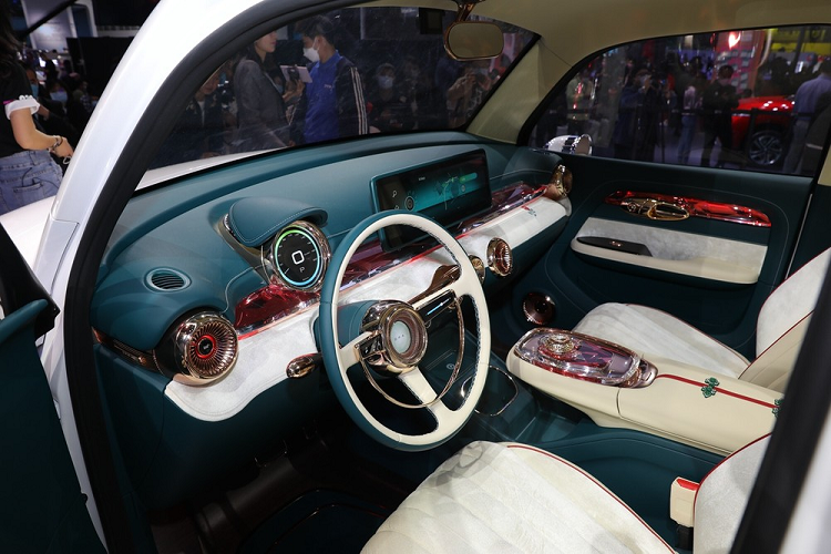 Thiết kế “nhái” không chỉ dừng lại ở đó khi chiếc xe còn có tấm cản va và hệ thống cửa kính rất giống biểu tượng xe Đức. Những chi tiết bắt chước tiếp tục được thể hiện ở các vị trí khác, nhưng nhà sản xuất quyết định làm đuôi xe trông hiện đại hơn một chút.