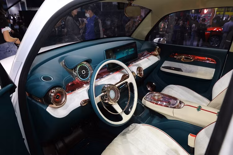 Thiết kế “nhái” không chỉ dừng lại ở đó khi chiếc xe còn có tấm cản va và hệ thống cửa kính rất giống biểu tượng xe Đức. Những chi tiết bắt chước tiếp tục được thể hiện ở các vị trí khác, nhưng nhà sản xuất quyết định làm đuôi xe trông hiện đại hơn một chút.