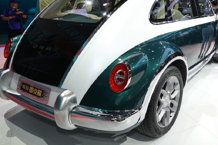 Nhà sản xuất không cung cấp nhiều thông tin chi tiết hay giá xe Ora Punk Cat 2021, nhưng trang Autohome nói rằng công ty gọi nó là một “phương tiện thời gian” mà sẽ mang lại cho chủ xe cảm giác “hoài niệm”. Hơn nữa, trang CarNewsChina cũng lưu ý rằng công ty mẹ của Ora, Great Wall Motors, đã ký kết hợp tác liên doanh với BMW để chế tạo xe Mini trong tương lai ở Trung Quốc. Chúng cũng sẽ dựa trên khung gầm Ora, vậy nên có khả năng chúng ta còn có thêm Mini “dựa trên Beetle” chạy điện trong vài năm tới.