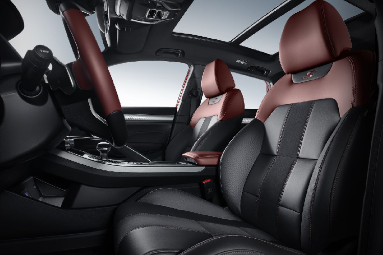 May mắn, thiết kế không mang lại cảm giác như nó được sao chép từ xe khác, nó có vẻ là một thiết kế nguyên bản khác từ nhà sản xuất Trung Quốc.