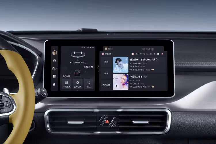 Khi vào bên trong, chủ sở hữu và hành khách sẽ nhận được màn hình thông tin giải trí 12,3 inch, cùng với bảng đồng hồ màn kỹ thuật số. Bảng điều khiển trung tâm của Geely Binyue Pro trông giống như của một mẫu xe cao cấp Đức, nhưng nó cũng khiến chúng ta liên tưởng đến nhiều mẫu Kia khác nhau.