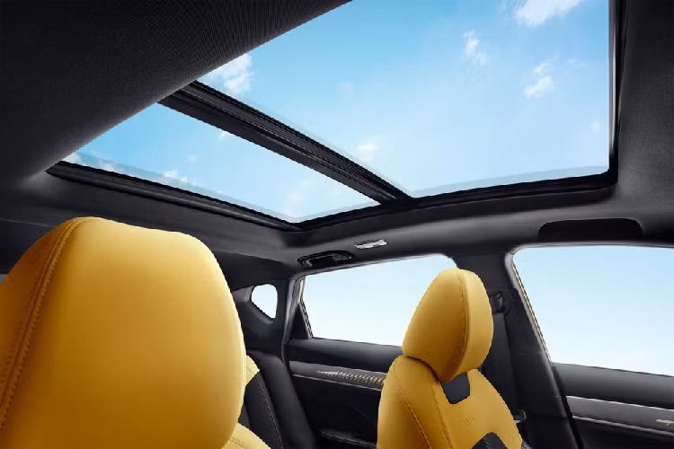 Đương nhiên, đây không phải điểm nâng cấp duy nhất, bởi nó còn được kết hợp với 2 hốc gió lớn, lưới tản nhiệt tái thiết ké, đèn pha mới, và tấm cản va cũng được tái thiết kế. Dáng vẻ táo bạo mới được hoàn thiện bằng bộ la-zăng màu đen, kẹp phanh màu đỏ tùy chọn.