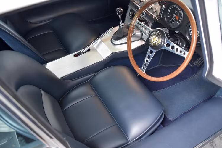 Để nâng cấp chiếc E-Type cổ điển phù hợp với các tiêu chuẩn hiện đại, công ty phục chế đã lắp đặt một hệ thống treo độc lập phía sau để mang lại cảm giác lái êm ái, thoải mái hơn, cùng với các ổ trục mới, khớp nối đa năng, dây phanh, và thanh giảm chấn cuộn lò xo ở mỗi góc.