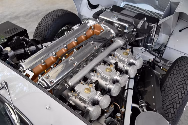 Đối với chiếc xe cụ thể này, E-Type UK đã tạo ra nhiều bộ phận mới gồm sàn, ốp ngưỡng cửa, khung gầm sau, vách ngăn, cánh sau bên trong và bên ngoài, và cả một nắp capô mới. Thân vỏ được sơn lại trong lớp sơn mài Pearl Grey giống như xưa trước khi được hoàn thiện bằng một lớp sơn mài chất lượng cao khác và đánh bóng bằng tay.