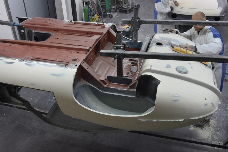 Trong quá trình phục chế kéo dài 3.500 giờ lao động của E-Type UK, từng tấm ốp đã được phun cát để loại bỏ lớp gỉ sét làm hỏng thân xe trong hơn 50 năm qua. Mỗi tấm cũng được sơn lót để ngăn gỉ sét phát triển thêm.