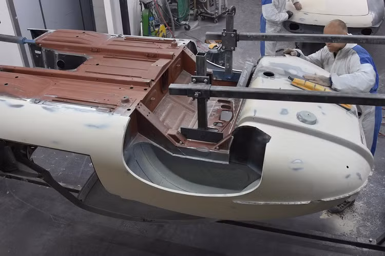 Trong quá trình phục chế kéo dài 3.500 giờ lao động của E-Type UK, từng tấm ốp đã được phun cát để loại bỏ lớp gỉ sét làm hỏng thân xe trong hơn 50 năm qua. Mỗi tấm cũng được sơn lót để ngăn gỉ sét phát triển thêm.