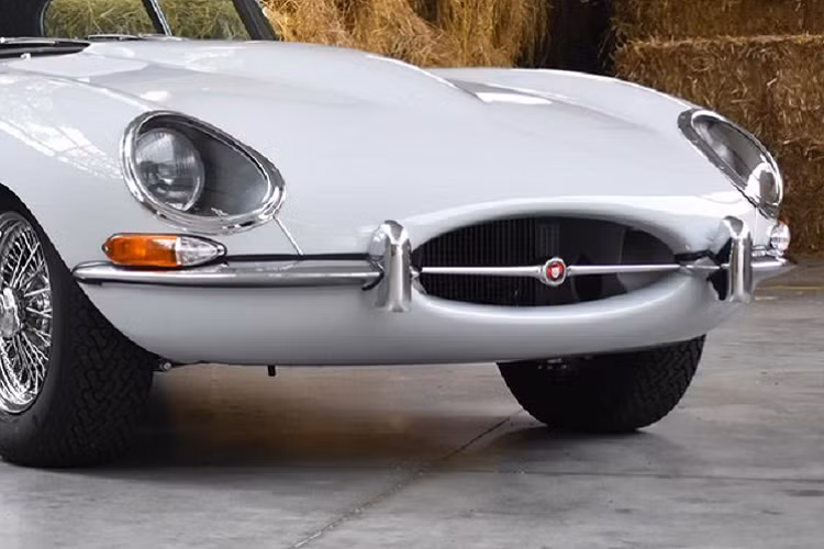 Các nâng cấp khác bao gồm kẹp phanh 4 lỗ, đệm phanh hiệu suất, và hệ thống phanh tay độc lập hiện đại. Dưới nắp capô, động cơ XK dung tích 3,8 lít của E-Type Series 1 đã được khôi phục hoàn toàn và nâng cấp với hệ thống phun nhiên liệu 6 xi-lanh thẳng hàng mới nhằm nâng cao hiệu suất. Khoang động cơ cũng được hưởng lợi từ một máy phát điện nâng cấp, bộ đánh lửa điện tử, và bộ khởi động mô-men xoắn cao cùng những nâng cấp khác.