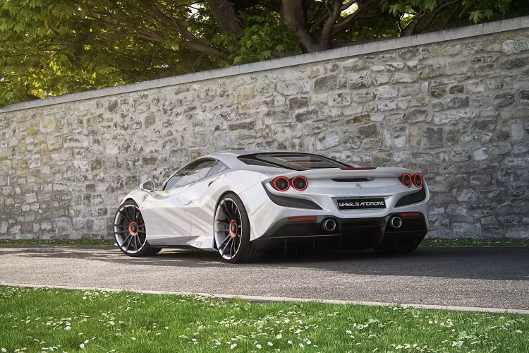 Bản độ Ferrari F8 Tributo cũng có thêm bộ điều chỉnh độ cao giúp mũi xe nâng lên 40 mm, nhằm tránh những va chạm từ dưới gầm, giá 7.214 USD.