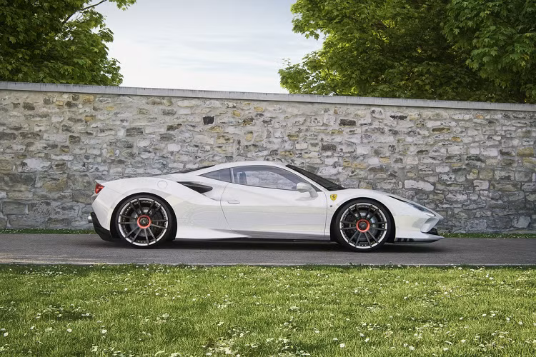 Phía sau, hệ thống ống xả được thay mới, làm bằng thép không gỉ cho âm thanh uy lực hơn.