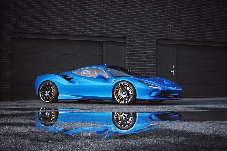 Ngoài ra, bản độ Ferrari F8 Tributo Wheelsandmore còn được trang bị hệ thống treo lò xo ngắn hơn, giúp gầm xe hạ xuống 35 mm. Hệ thống treo này có giá 1.421 USD.