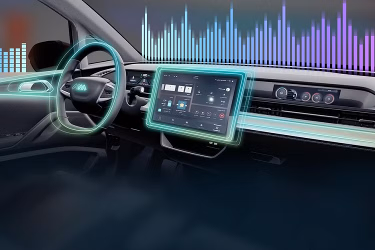 Nội thất xe phản ánh một cảm giác hiện đại với bố cục 3 màn hình, một màn hình lớn ở trung tâm và hai màn hình nhỏ hơn ở bên cạnh. Kích thước cụ thể Modern in là dài 4.473 mm, rộng 1.822 mm, cao 1.538 mm, và trục cơ sở dài 2.710. Các con số này cho thấy đây là một chiếc SUV tương đối nhỏ gọn.