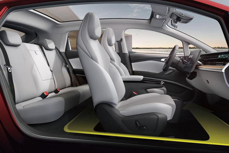 Mẫu xe đầu tiên của Modern Auto có tên là Modern in chạy điện, một chiếc SUV 5 cửa. Thiết kế xe trông khá đẹp và có chút khác biệt. Modern in có trang bị một mô tơ điện với công suất 160 mã lực và 280 Nm mô-men xoắn cực đại. Nhà sản xuất tuyên bố mẫu xe mới có cự li di chuyển 610 km theo chu kỳ NEDC và khả năng gia tốc từ 0-100 km/h trong 7,9 giây. Bên cạnh đó, chiếc xe cũng được cài đặt khả năng tự lái Cấp 2 và có thể nhận các bản nâng cấp phần mềm từ xa.