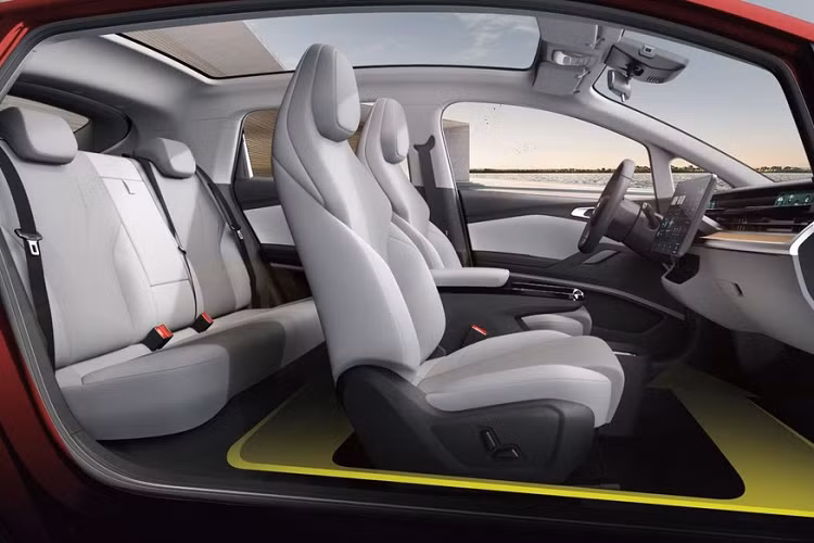 Mẫu xe đầu tiên của Modern Auto có tên là Modern in chạy điện, một chiếc SUV 5 cửa. Thiết kế xe trông khá đẹp và có chút khác biệt. Modern in có trang bị một mô tơ điện với công suất 160 mã lực và 280 Nm mô-men xoắn cực đại. Nhà sản xuất tuyên bố mẫu xe mới có cự li di chuyển 610 km theo chu kỳ NEDC và khả năng gia tốc từ 0-100 km/h trong 7,9 giây. Bên cạnh đó, chiếc xe cũng được cài đặt khả năng tự lái Cấp 2 và có thể nhận các bản nâng cấp phần mềm từ xa.