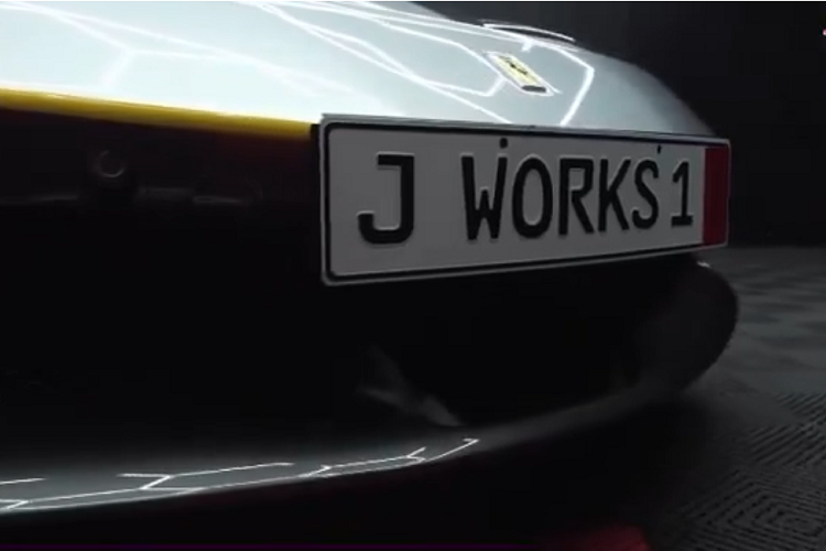 Cặp đôi siêu xe Ferrari SF90 Stradale màu đỏ có thêm tuỳ chọn carbon đuôi xe nhô cao, cũng nằm trong gói cao cấp Assetto Fiorano. Hệ truyền động plug-in hybrid của siêu xe Ferrari SF90 Stradale kết hợp giữa động cơ xăng V8, tăng áp, dung tích 4.0L và 3 mô-tơ điện mang đến tổng công suất lên đến 986 mã lực.