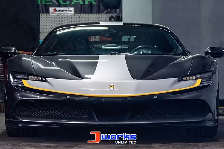 3 chiếc siêu xe Ferrari SF90 Stradale đọ dáng cùng nhau ở Philippines có 2 chiếc sở hữu bộ tem nằm trong gói của Assetto Fiorano rất cá tính. Chiếc Ferrari SF90 Stradale còn lại được chủ nhân trang trí sọc màu đen chạy giữa nắp capô của xe để tạo điểm nhấn.