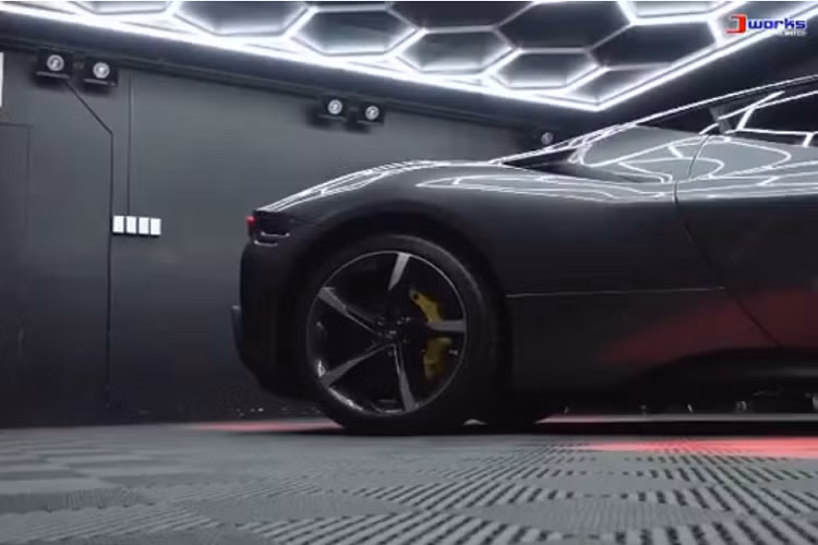 Ngoài ra, so với các siêu xe cùng thương hiệu đang bán trên thị trường như Ferrari F8, siêu xe này còn có sức mạnh cao hơn đến 275 mã lực. Điều này thể hiện rằng SF90 Stradale chính là ông vua của Ferrari hiện tại.