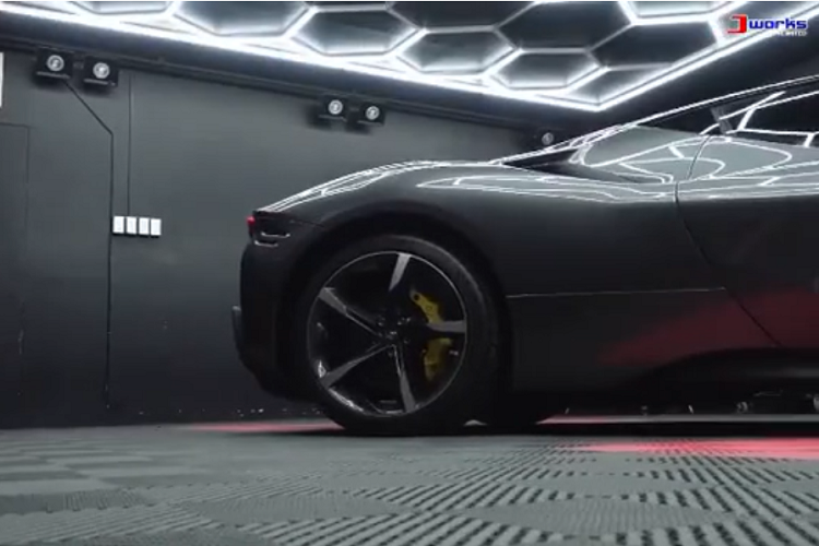 Ngoài ra, so với các siêu xe cùng thương hiệu đang bán trên thị trường như Ferrari F8, siêu xe này còn có sức mạnh cao hơn đến 275 mã lực. Điều này thể hiện rằng SF90 Stradale chính là ông vua của Ferrari hiện tại.