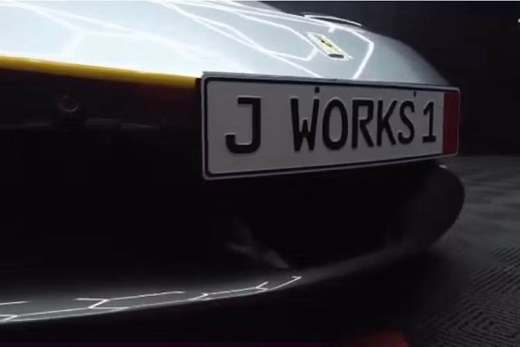 Cặp đôi siêu xe Ferrari SF90 Stradale màu đỏ có thêm tuỳ chọn carbon đuôi xe nhô cao, cũng nằm trong gói cao cấp Assetto Fiorano. Hệ truyền động plug-in hybrid của siêu xe Ferrari SF90 Stradale kết hợp giữa động cơ xăng V8, tăng áp, dung tích 4.0L và 3 mô-tơ điện mang đến tổng công suất lên đến 986 mã lực.