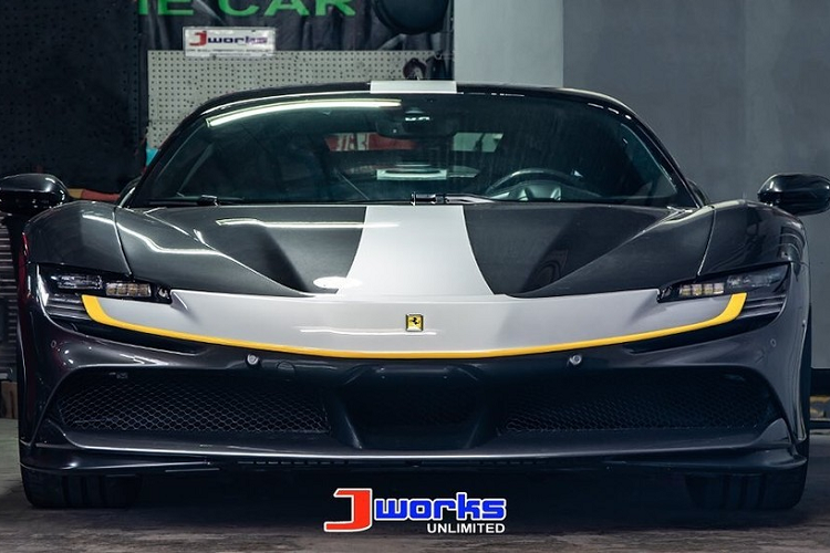 3 chiếc siêu xe Ferrari SF90 Stradale đọ dáng cùng nhau ở Philippines có 2 chiếc sở hữu bộ tem nằm trong gói của Assetto Fiorano rất cá tính. Chiếc Ferrari SF90 Stradale còn lại được chủ nhân trang trí sọc màu đen chạy giữa nắp capô của xe để tạo điểm nhấn.