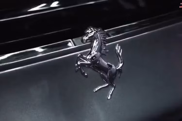 Sức mạnh trên cho phép siêu xe Ferrari SF90 Stradale có thể tăng tốc từ vị trí xuất phát lên 100 km/h trong thời gian 2,5 giây, ngang ngửa với Bugatti Chiron nhưng giá lại chỉ bằng 1/2.