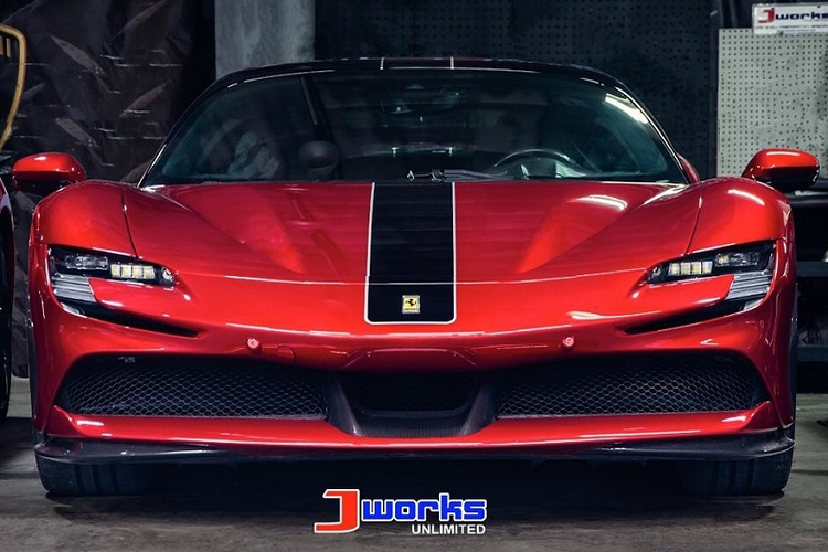 Cả 3 chiếc siêu xe hybrid Ferrari SF90 Stradale lăn bánh ở Philippines đều có các tuỳ chọn khác nhau, hai xe cùng có chung màu đỏ nhưng lựa chọn sọc rất đặc biệt, ngoài ra là một chiếc Ferrari SF90 Stradale mang màu xám với tuỳ chọn Assetto Fiorano.