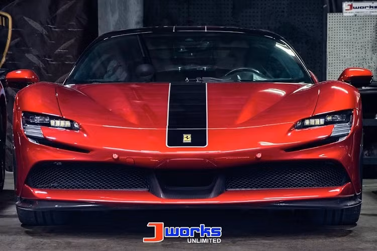 Cả 3 chiếc siêu xe hybrid Ferrari SF90 Stradale lăn bánh ở Philippines đều có các tuỳ chọn khác nhau, hai xe cùng có chung màu đỏ nhưng lựa chọn sọc rất đặc biệt, ngoài ra là một chiếc Ferrari SF90 Stradale mang màu xám với tuỳ chọn Assetto Fiorano.