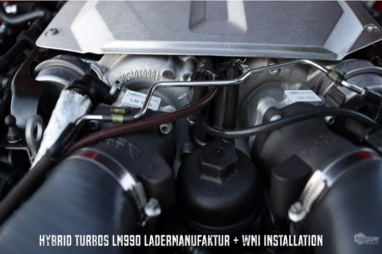 Không chỉ độ động cơ lên công suất mạnh hơn, Power Division còn tiến hành tinh chỉnh nhiều bộ phận bên trong, và trang bị một hệ thống ống xả độ riêng để tạo âm thanh thật đã tai, nhất là khi động cơ giờ bây có thể đạt tua máy đến 8.000 vòng/phút.