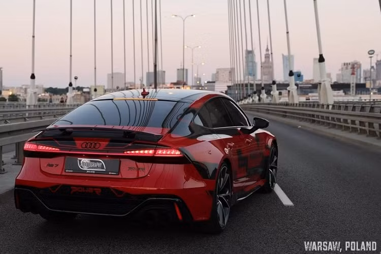 Dựa theo Auditography, kênh YouTube có cơ hội quay phim chiếc Audi RS7 thế hệ thứ 2 này ở Warsaw, Ba Lan, khối động cơ tăng áp kép V8 dung tích 4.0 lít đã được nâng cấp từ 592 mã lực và 800 Nm mô-men xoắn cực đại thành 1.035 mã lực và 1.200 Nm mô-men xoắn cực đại.