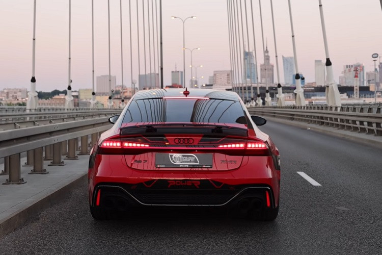 Trước mắt, chiếc Audi RS7 siêu nhanh này mới chỉ độ ở Stage 3, và đơn vị độ cho biết họ đã bắt tay làm Stage 4 và hứa hẹn sẽ còn khiến chiêc xe trở nên điên rồ hơn nữa.