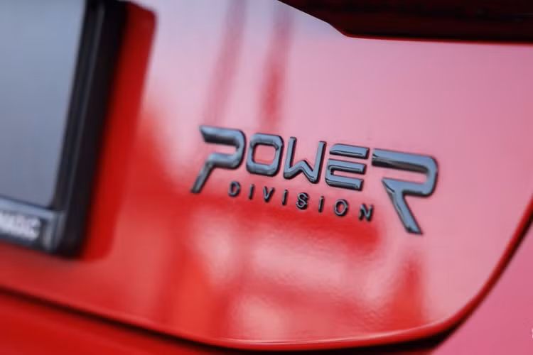 Về mặt con số hiệu suất vận hành, chiếc Audi RS7 này có thể đối đầu ngang tài ngang sức với Bugatti Chiron.