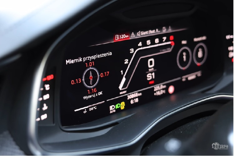 Nó có thể gia tốc từ0-100 km/h trong 2,4 giây, từ 100 – 200 km/h trong 4,6 giây, và thêm 4 giây nữa để đạt mốc 300 km/h.