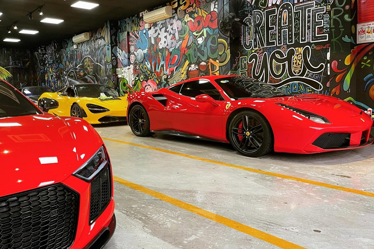 Như vậy, sau hơn 4 năm định cư ở Hà Nội cùng ca sĩ Tuấn Hưng, chiếc siêu xe Ferrari 488 GTB biển đẹp 51F-889.88 đã trở lại vào Sài thành để tìm kiếm người mua mới. Hiện xe được rao bán với mức giá được cho hơn 13 tỷ đồng.