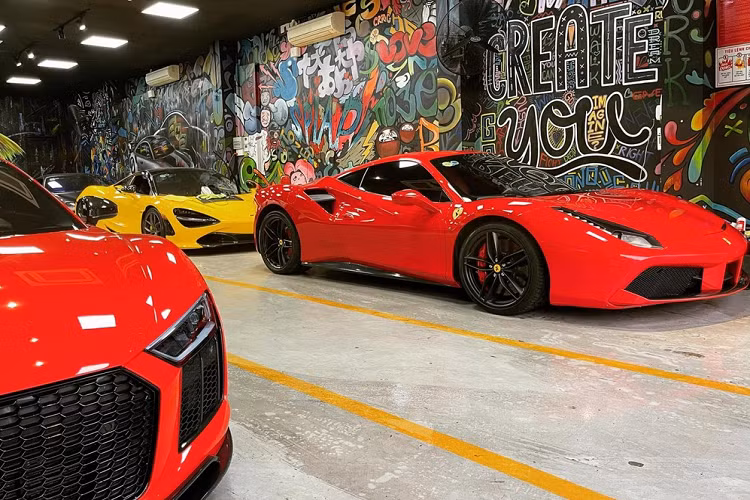 Như vậy, sau hơn 4 năm định cư ở Hà Nội cùng ca sĩ Tuấn Hưng, chiếc siêu xe Ferrari 488 GTB biển đẹp 51F-889.88 đã trở lại vào Sài thành để tìm kiếm người mua mới. Hiện xe được rao bán với mức giá được cho hơn 13 tỷ đồng.