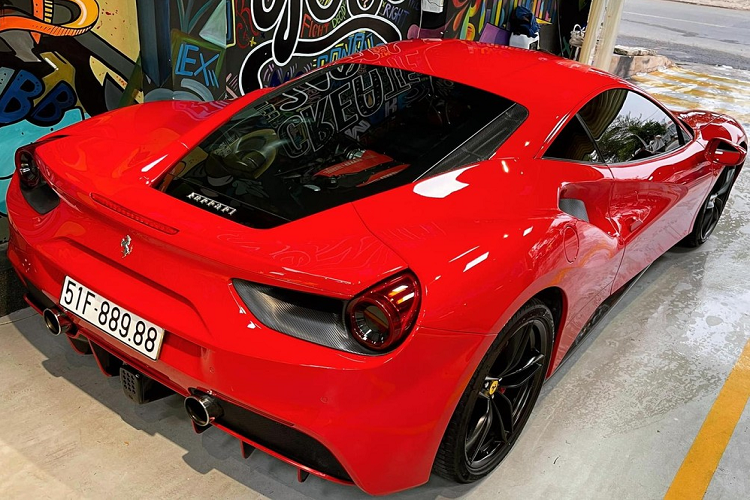 Thông tin về việc nam ca sĩ Tuấn Hưng bán Ferrari 488 GTB màu đỏ để chuyển qua mua một chiếc SUV hạng sang nhằm thuận tiện chở gia đình nhỏ của mình đã khiến không ít người quan tâm. Được biết, 488 GTB cũng là chiếc siêu xe Ferrari đầu đời của Tuấn Hưng.