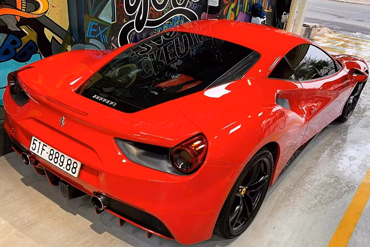 Thông tin về việc nam ca sĩ Tuấn Hưng bán Ferrari 488 GTB màu đỏ để chuyển qua mua một chiếc SUV hạng sang nhằm thuận tiện chở gia đình nhỏ của mình đã khiến không ít người quan tâm. Được biết, 488 GTB cũng là chiếc siêu xe Ferrari đầu đời của Tuấn Hưng.