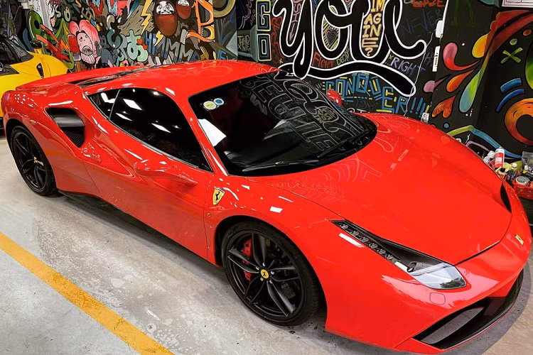 Người mua lại chiếc siêu xe Ferrari 488 GTB của nam ca sĩ Tìm Lại Bầu Trời không ai khác ngoài một người chuyên mua bán siêu xe khá nổi tiếng tại Sài thành trong gần 2 năm qua. Garage của người này có lúc hơn 5 chiếc Ferrari chen chúc đậu cùng nhau.